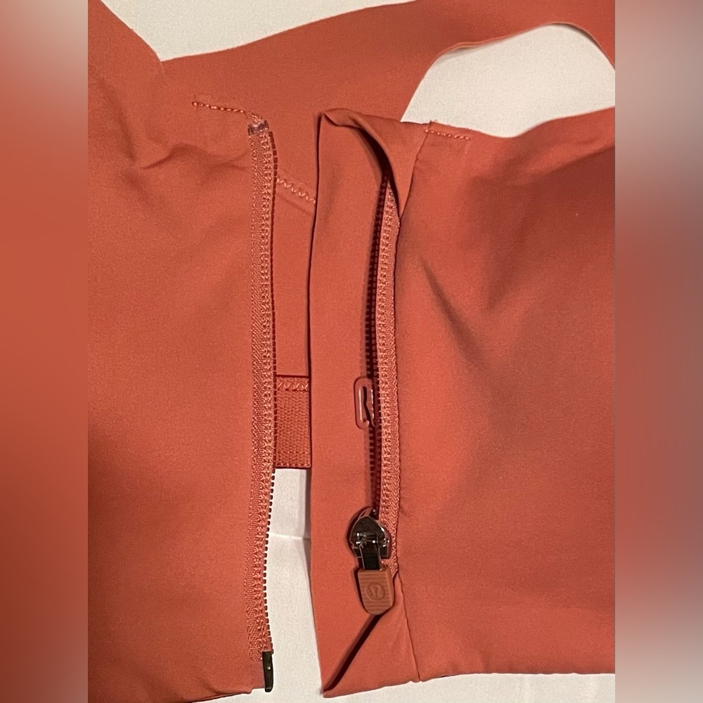 NWOT  Lululemon Enlite sports bra 34dd. Zip front for medium-high support.